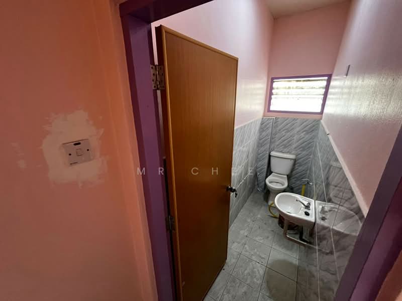 Rumah Teres 2 Tingkat untuk Dijual di Taman Seri Dermawan (Ipoh) - Mr Chee - Bathroom - PropertyGuru.com.my