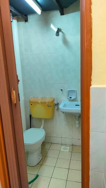 Pangsapuri untuk Disewa di Desa Temenggong Apartment - Kong Wai Keat - Bathroom - PropertyGuru.com.my
