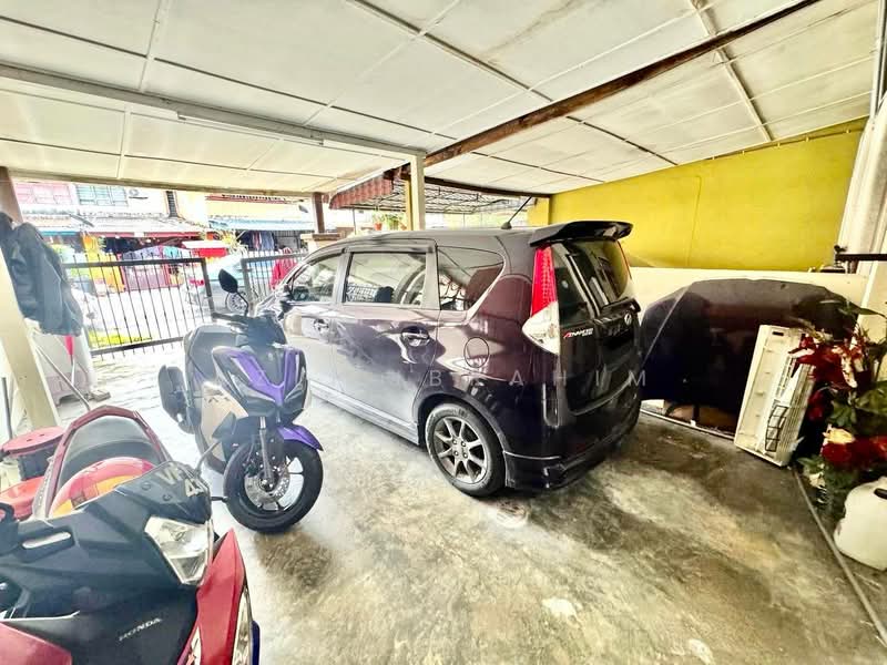 2-storey Terraced House for Sale in Bandar Baru Bangi (Selangor) - Azli Ibrahim - Car Park - PropertyGuru.com.my