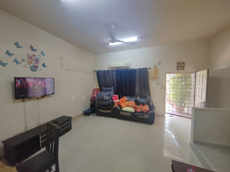 Rumah Teres 2.5 Tingkat untuk Disewa di Puchong (Selangor) - Tron Wan - Living Room - PropertyGuru.com.my