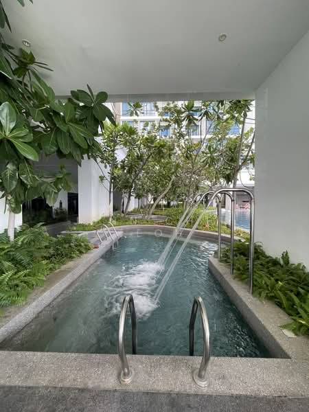 Kondominium untuk Dijual di Queens Residences Q1 @ Queens Waterfront - Jenn Chei Teoh - Pool - PropertyGuru.com.my