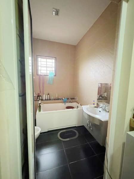 Rumah Berkembar untuk Dijual di Bandar Nusaputra (Puchong) - Evan Goh - Bathroom - PropertyGuru.com.my