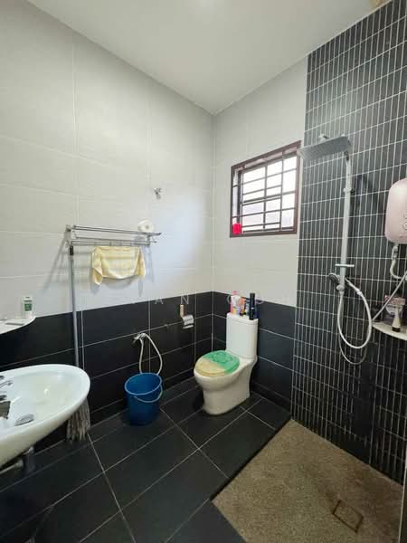 Rumah Berkembar untuk Dijual di Bandar Nusaputra (Puchong) - Evan Goh - Bathroom - PropertyGuru.com.my