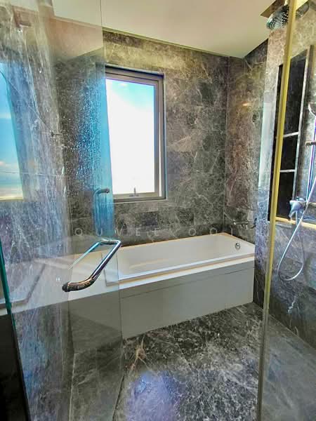 Servis Apartment untuk Dijual di Straits Residences - Quvee Ooi - Bathroom - PropertyGuru.com.my