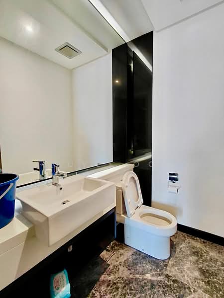 Servis Apartment untuk Dijual di Straits Residences - Quvee Ooi - Bathroom - PropertyGuru.com.my