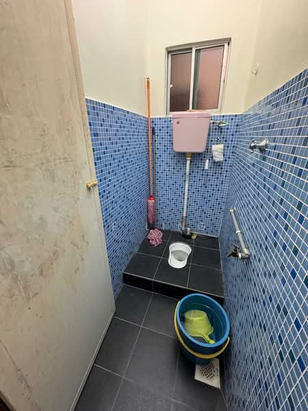 Rumah Teres 2 Tingkat untuk Dijual di Taman Puchong Intan (Puchong) - EE Ling - Ground floor toilet - PropertyGuru.com.my
