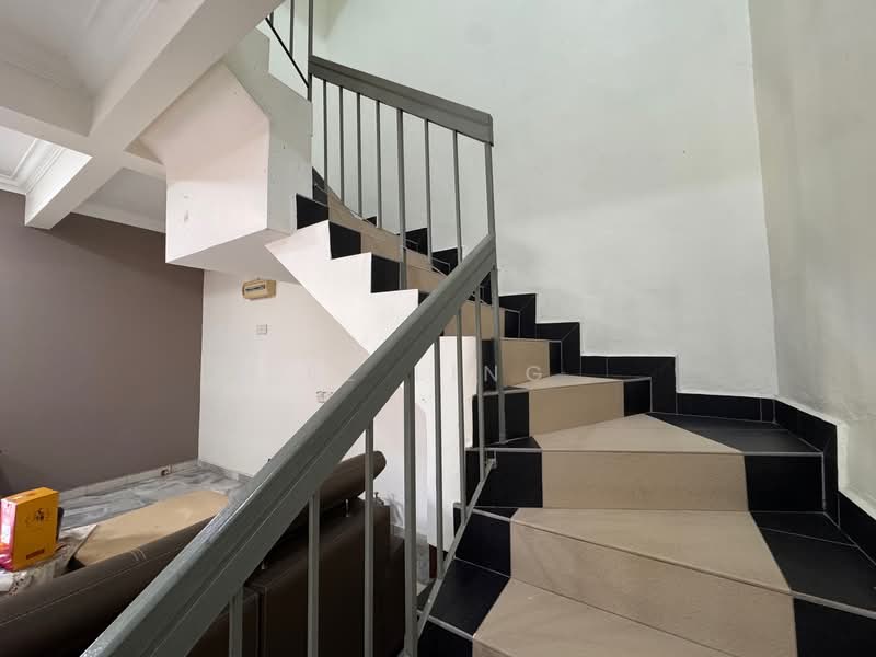 Rumah Teres 2 Tingkat untuk Dijual di Taman Puchong Intan (Puchong) - EE Ling - Tiled stairs - PropertyGuru.com.my