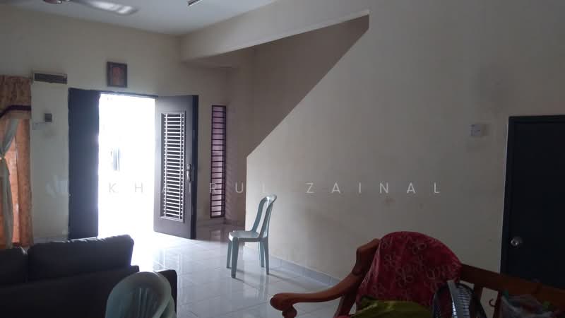 Rumah Teres 2 Tingkat untuk Dijual di Seksyen 33 (Shah Alam) - Khairul Zainal - Living Room - PropertyGuru.com.my