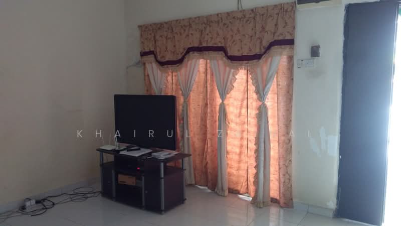 Rumah Teres 2 Tingkat untuk Dijual di Seksyen 33 (Shah Alam) - Khairul Zainal - Living Room - PropertyGuru.com.my