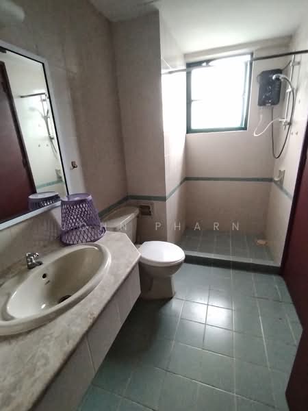 Kondominium untuk Dijual di The Straits View Condominium - John Pharn - Bathroom - PropertyGuru.com.my
