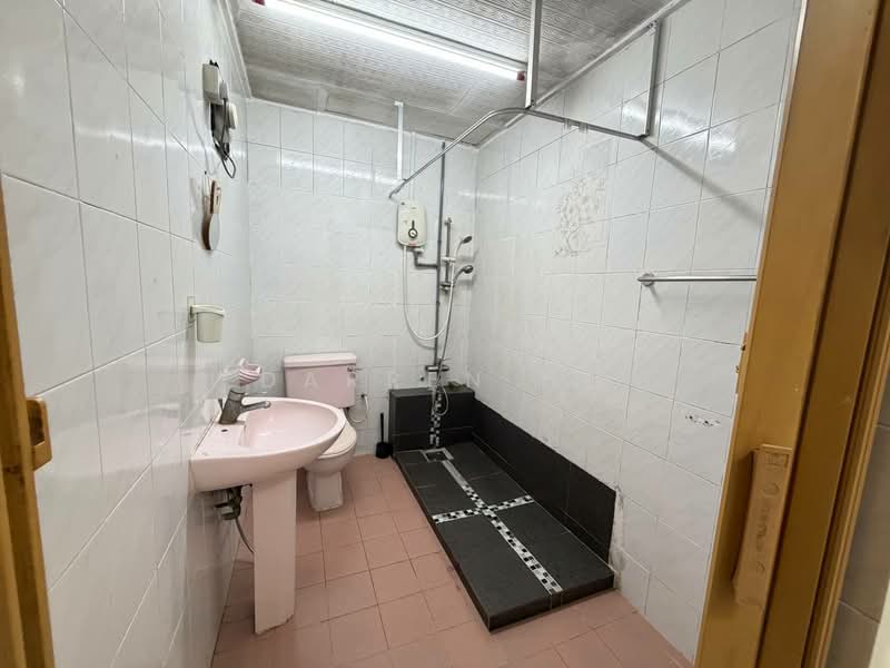2-storey Terraced House for Sale in Taman Johor Jaya (Johor Bahru) - Darren Ho - Bathroom - PropertyGuru.com.my