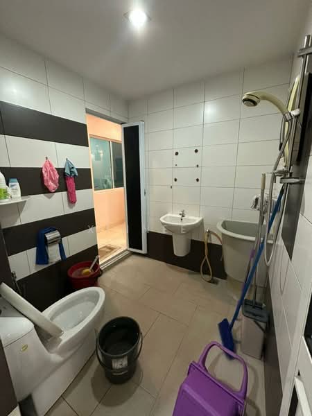2-storey Terraced House for Sale in Taman Brown (Gelugor) - Xinnee . - Bathroom - PropertyGuru.com.my