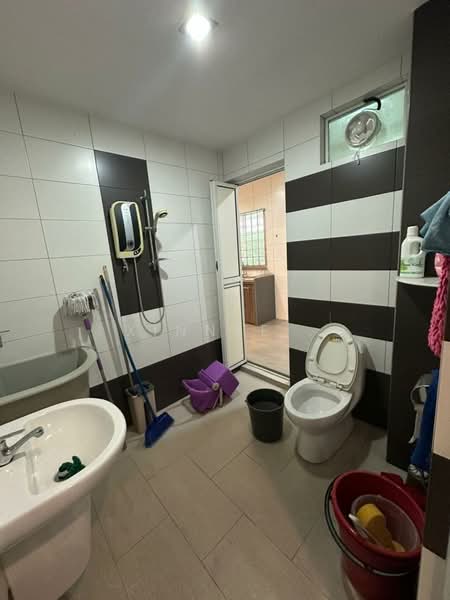 2-storey Terraced House for Sale in Taman Brown (Gelugor) - Xinnee . - Bathroom - PropertyGuru.com.my