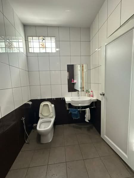 2-storey Terraced House for Sale in Taman Brown (Gelugor) - Xinnee . - Bathroom - PropertyGuru.com.my