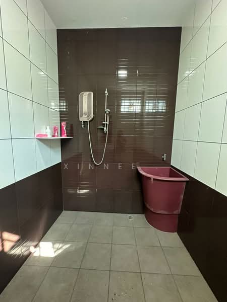 2-storey Terraced House for Sale in Taman Brown (Gelugor) - Xinnee . - Bathroom - PropertyGuru.com.my