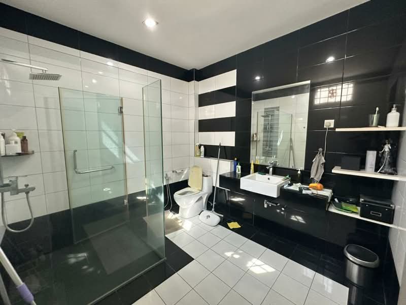 2-storey Terraced House for Sale in Taman Brown (Gelugor) - Xinnee . - Bathroom - PropertyGuru.com.my