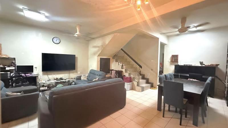 Rumah Teres 2 Tingkat untuk Dijual di Taman Puncak Jalil (Seri Kembangan) - Ammeer Nadzrai - Living Room - PropertyGuru.com.my