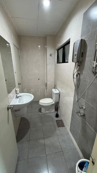 Rumah Teres 2.5-Tingkat untuk Dijual di Sutera Damansara (Damansara Damai) - Anthony Foong - Bathroom - PropertyGuru.com.my