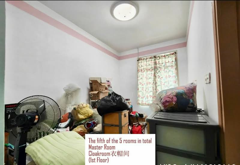 Rumah Berkembar untuk Dijual di Taman Bukit Kempas (Tampoi) - SASER TAN. - Master Bedroom - PropertyGuru.com.my