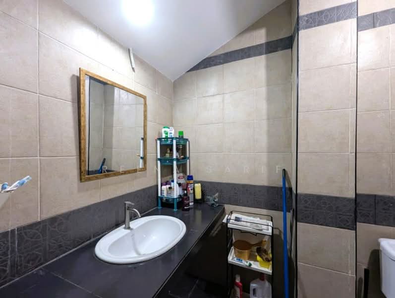 Rumah Berkembar untuk Dijual di Kota Damansara (Selangor) - Reena Sarif - Bathroom - PropertyGuru.com.my