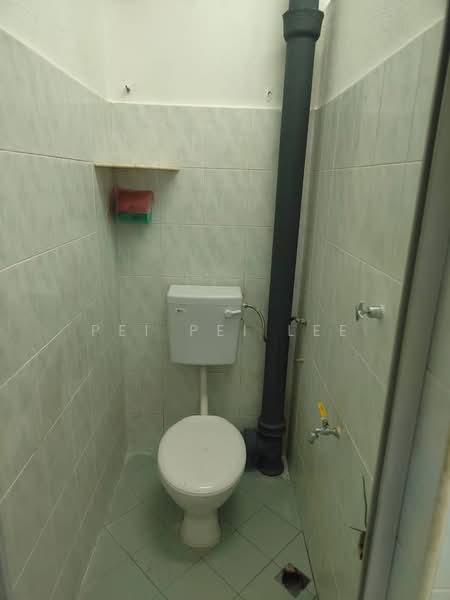 Flat for Sale at Taman Sri Setia - Pei Pei Lee - Bathroom - PropertyGuru.com.my