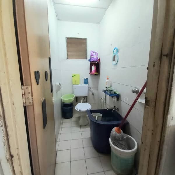 Pangsapuri untuk Dijual di Taman Rawang Mutiara - Evelyn Khoo - Bathroom - PropertyGuru.com.my