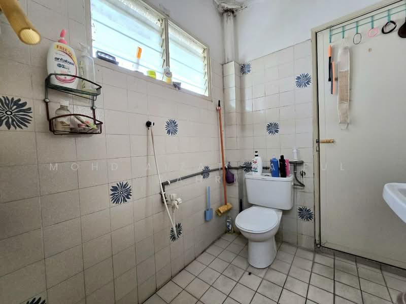 Rumah Teres 2.5 Tingkat untuk Dijual di Seksyen 17 (Petaling Jaya) - Mohd Aizat Saiful Bahri - Bathroom - PropertyGuru.com.my