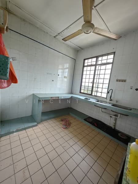 Apartment for Sale at Apartment Seri Tulip - Vincent Tee - Kitchen - PropertyGuru.com.my