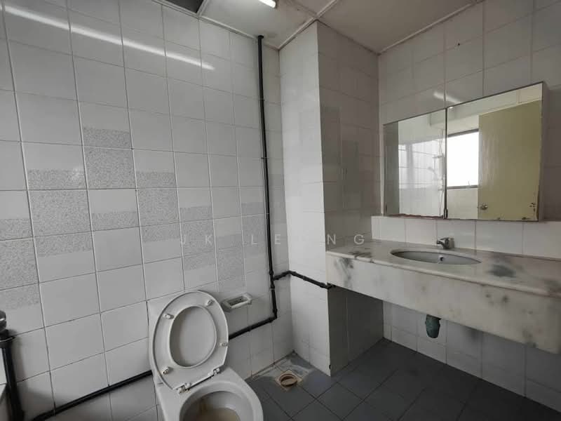 Kondominium untuk Dijual di Bukit Desa Condominium - JK Leong - Bathroom - PropertyGuru.com.my