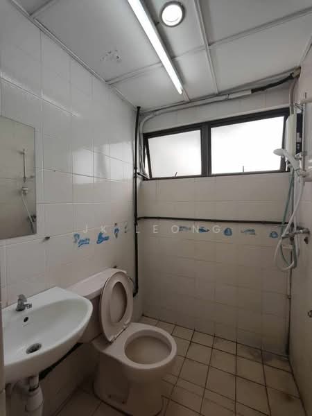 Kondominium untuk Dijual di Bukit Desa Condominium - JK Leong - Bathroom - PropertyGuru.com.my
