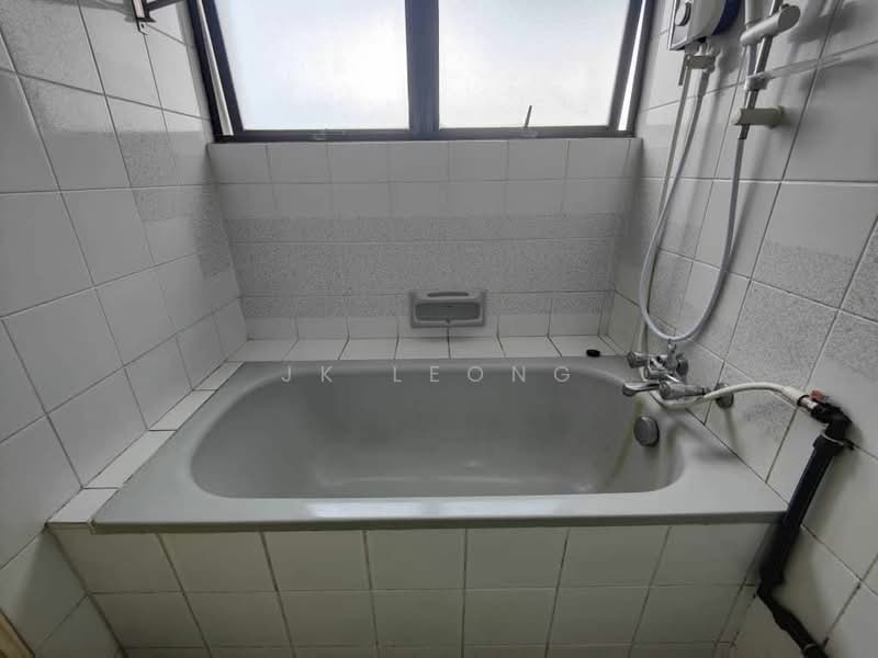 Kondominium untuk Dijual di Bukit Desa Condominium - JK Leong - Bathroom - PropertyGuru.com.my