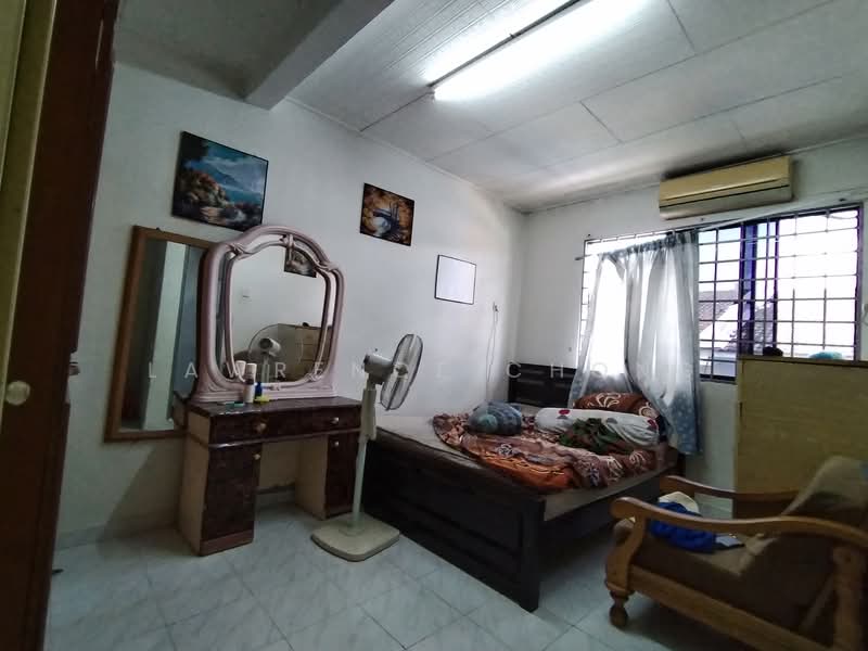 Rumah Teres 2 Tingkat untuk Dijual di Taman Bukit Kempas (Tampoi) - Lawrence Chong - Bedroom - PropertyGuru.com.my