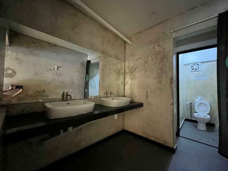 Shop / Office for Rent in Taman Johor Jaya (Johor Bahru) - Yip . - Bathroom - PropertyGuru.com.my