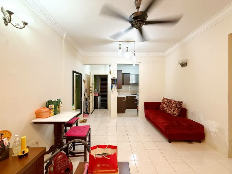 Pangsapuri untuk Dijual di Pangsapuri Permai Puteri - Shafiq Muttalib - Living Room - PropertyGuru.com.my