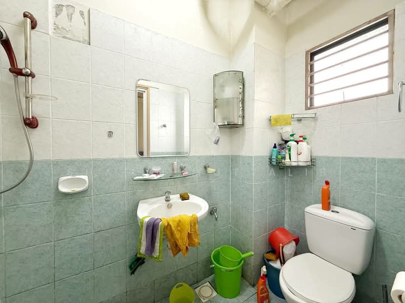 Pangsapuri untuk Dijual di Pangsapuri Permai Puteri - Shafiq Muttalib - Bathroom - PropertyGuru.com.my