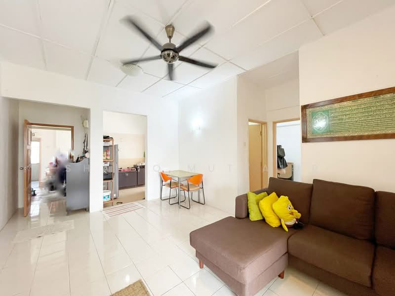Pangsapuri untuk Dijual di Pangsapuri Permai Puteri - Shafiq Muttalib - Living Room - PropertyGuru.com.my