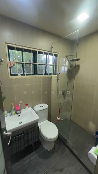 Rumah Berkembar untuk Dijual di Taman Bukit Serdang (Seri Kembangan) - CY Khoo - Bathroom - PropertyGuru.com.my