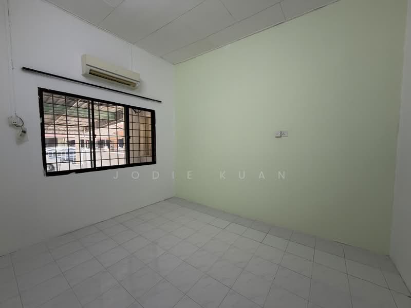 1-storey Terraced House for Sale in Taman Sri Rapat (Ipoh) - Jodie Kuan - Bedroom 1 - PropertyGuru.com.my