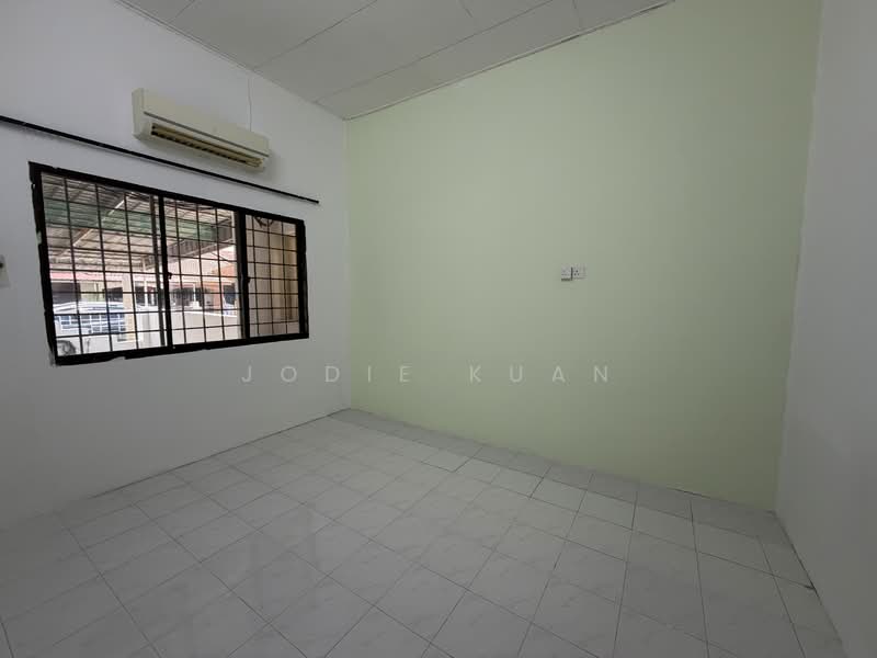 1-storey Terraced House for Sale in Taman Sri Rapat (Ipoh) - Jodie Kuan - Bedroom 1 - PropertyGuru.com.my