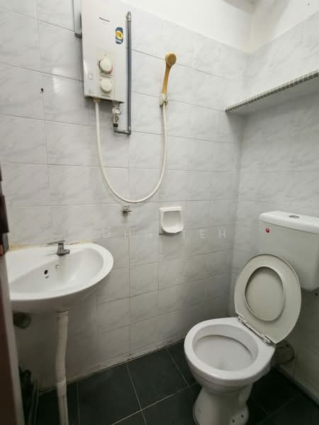 Apartment for Sale at Aquamarine - John Teh - Bathroom - PropertyGuru.com.my