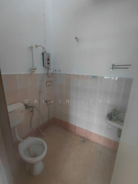 1-storey Terraced House for Sale in Taman Lintang Makmur (Sungai Siput) - Calvin Loke - Bathroom - PropertyGuru.com.my