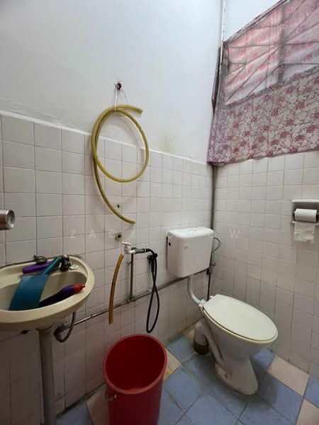 Rumah Teres 2 Tingkat untuk Dijual di Taman Johor Jaya (Johor Bahru) - Zack Chow - Bathroom - PropertyGuru.com.my