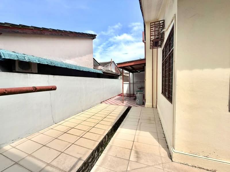 Rumah Berkembar untuk Dijual di Taman Suria (Johor Bahru) - Azlan Ismail aiproperty - Exterior - PropertyGuru.com.my