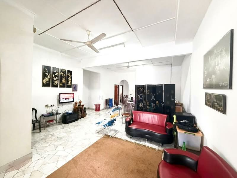 Rumah Berkembar untuk Dijual di Taman Suria (Johor Bahru) - Azlan Ismail aiproperty - Living Room - PropertyGuru.com.my