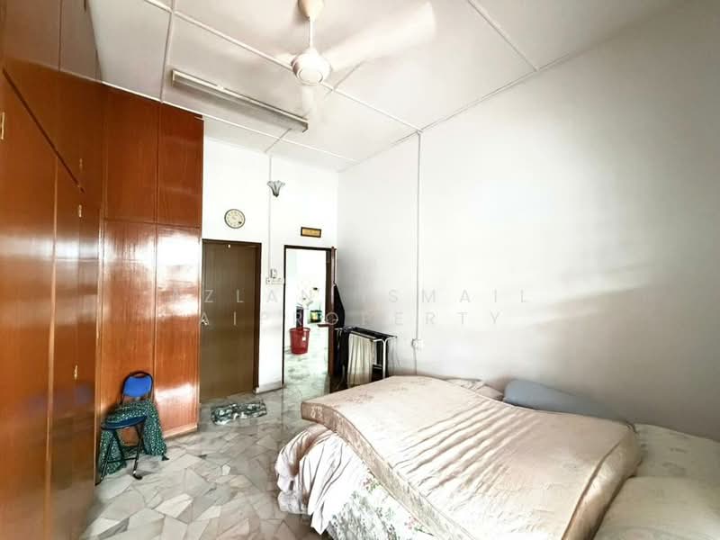 Rumah Berkembar untuk Dijual di Taman Suria (Johor Bahru) - Azlan Ismail aiproperty - Bedroom - PropertyGuru.com.my