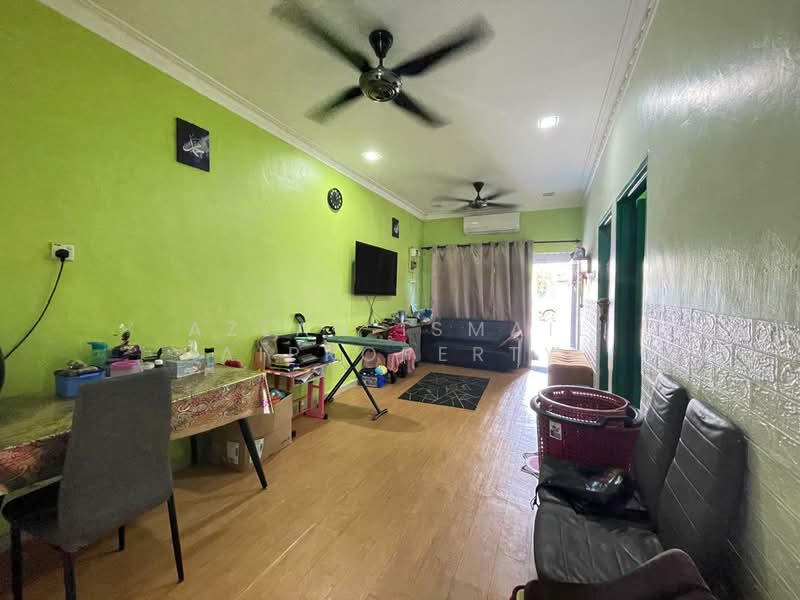 1-storey Terraced House for Sale in Taman Universiti (Sri Gading) - Azlan Ismail aiproperty - Living Room - PropertyGuru.com.my