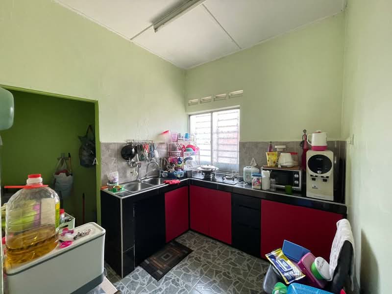 1-storey Terraced House for Sale in Taman Universiti (Sri Gading) - Azlan Ismail aiproperty - Kitchen - PropertyGuru.com.my