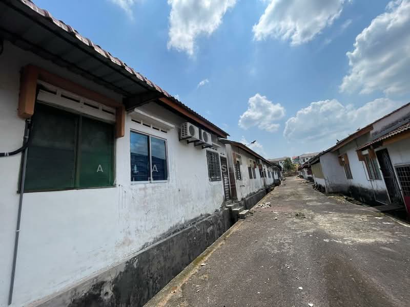 1-storey Terraced House for Sale in Taman Universiti (Sri Gading) - Azlan Ismail aiproperty - Exterior - PropertyGuru.com.my