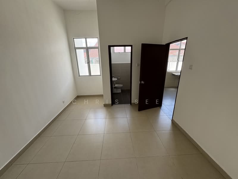 Rumah Teres 3 Tingkat untuk Disewa di Kampung Permata (Rawang) - Chris See - Bathroom - PropertyGuru.com.my