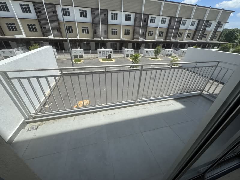 Rumah Teres 3 Tingkat untuk Disewa di Kampung Permata (Rawang) - Chris See - Balcony - PropertyGuru.com.my
